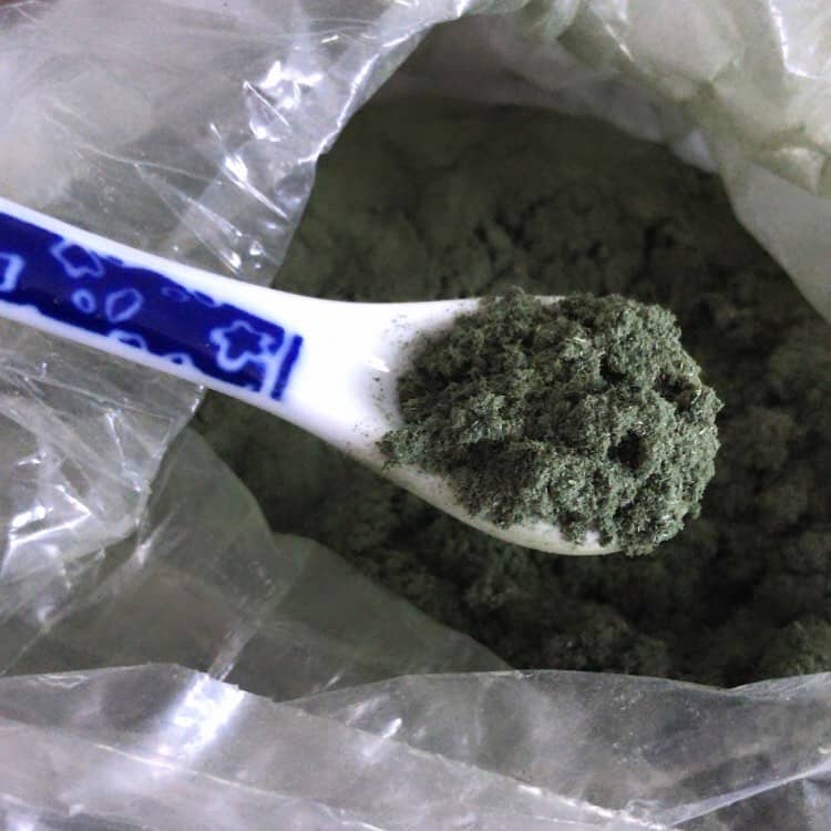 mugwort powder on spoon