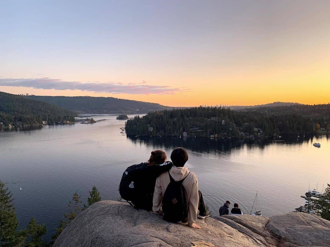 most scenic viewpoints vancouver - deep cove view with two people sitting down
