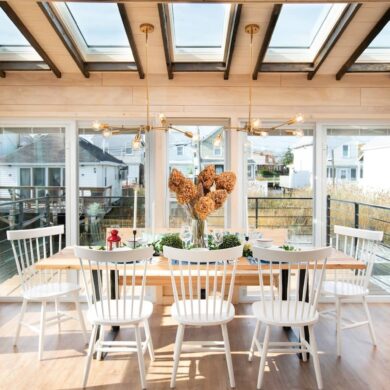 best airbnb new york - Cottage by the Water interior with table and chairs