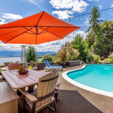 Best airbnb in kelowna - Exclusive lakeside pool oasis...adventure awaits! exterior and pool