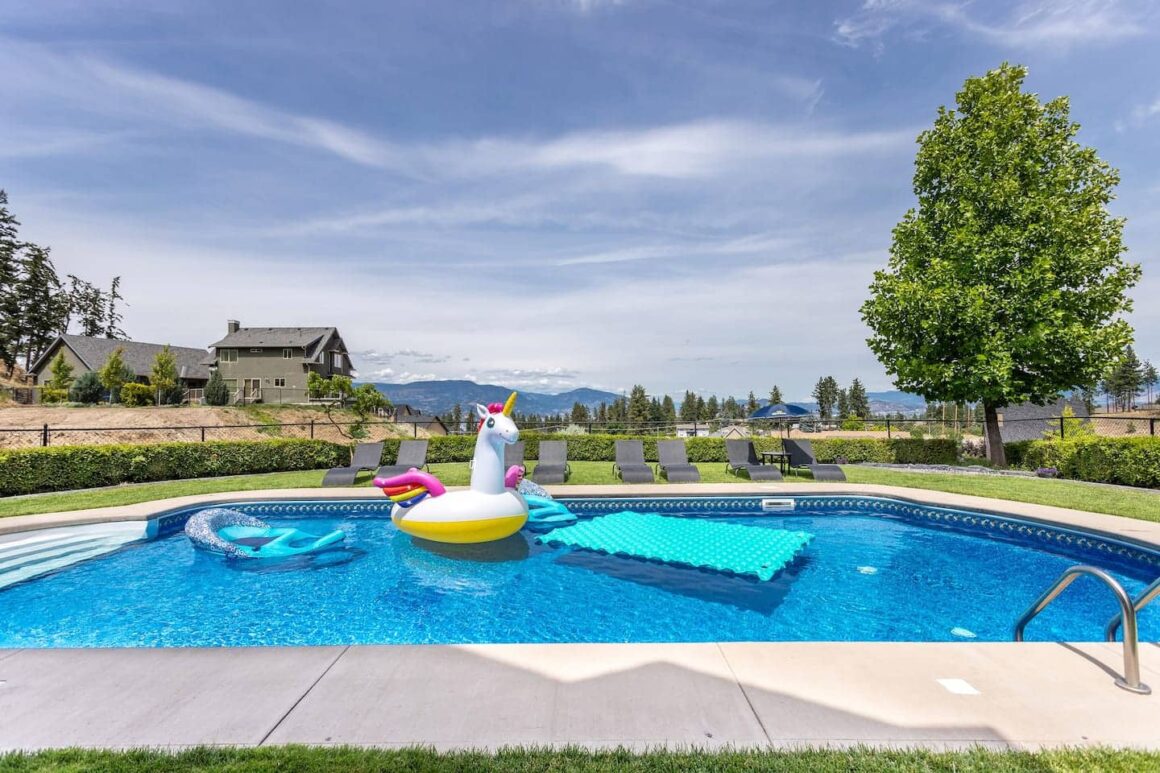 Best airbnb in kelowna - Licensed Ground Level Suite with Hot Tub exterior pool