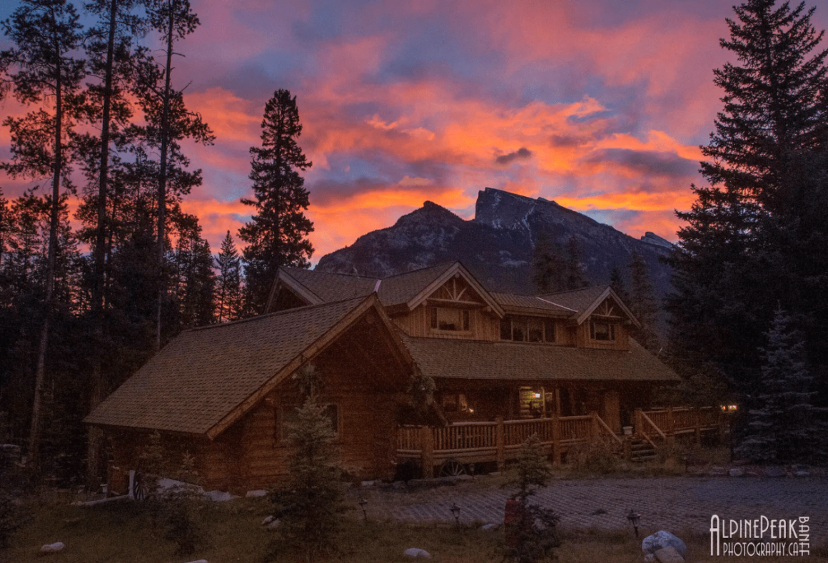 Best airbnbs in Banff - Banff Log Cabin exterior