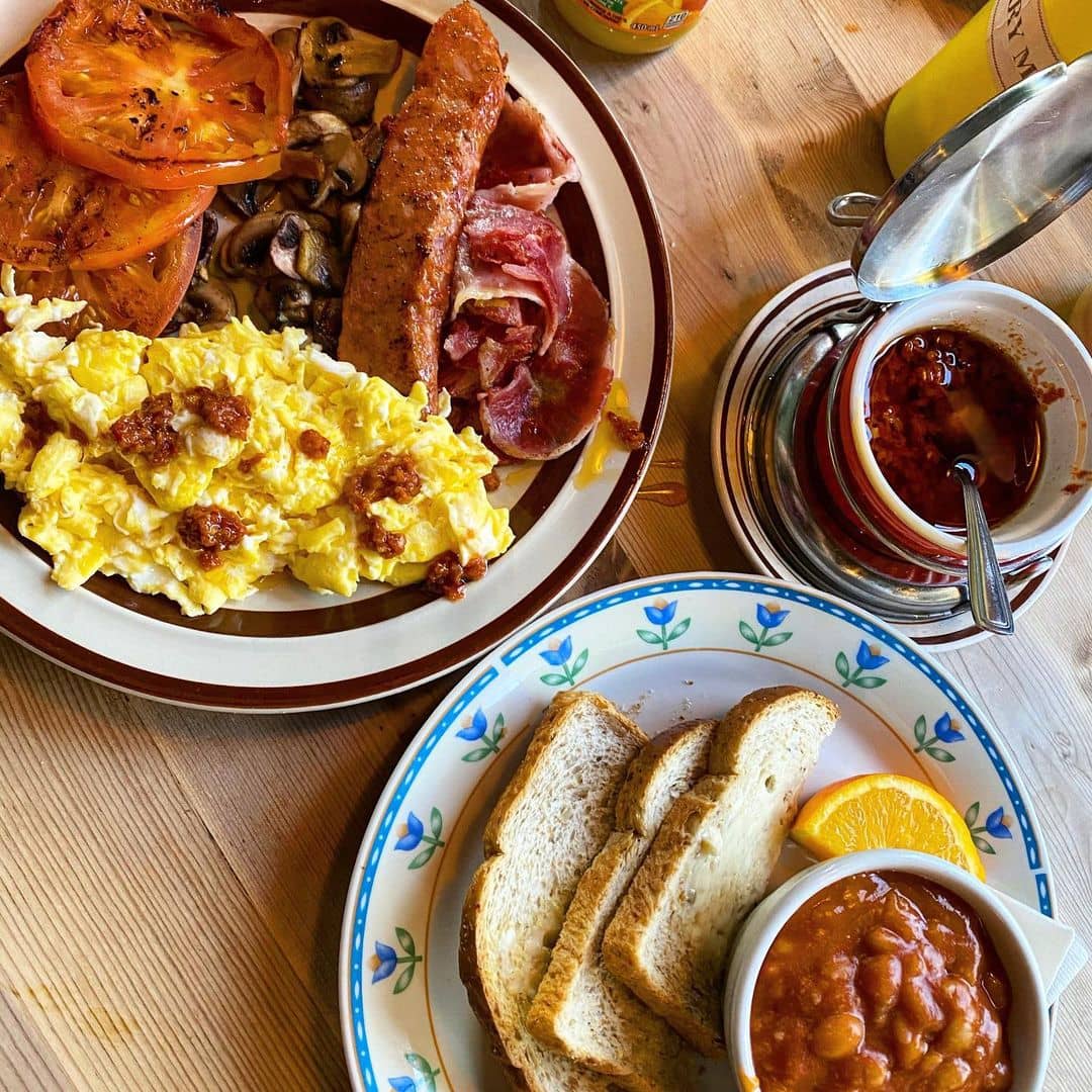 best burnaby breakfast - fraser park restaurant sausage and scrambled eggs and toast on plates