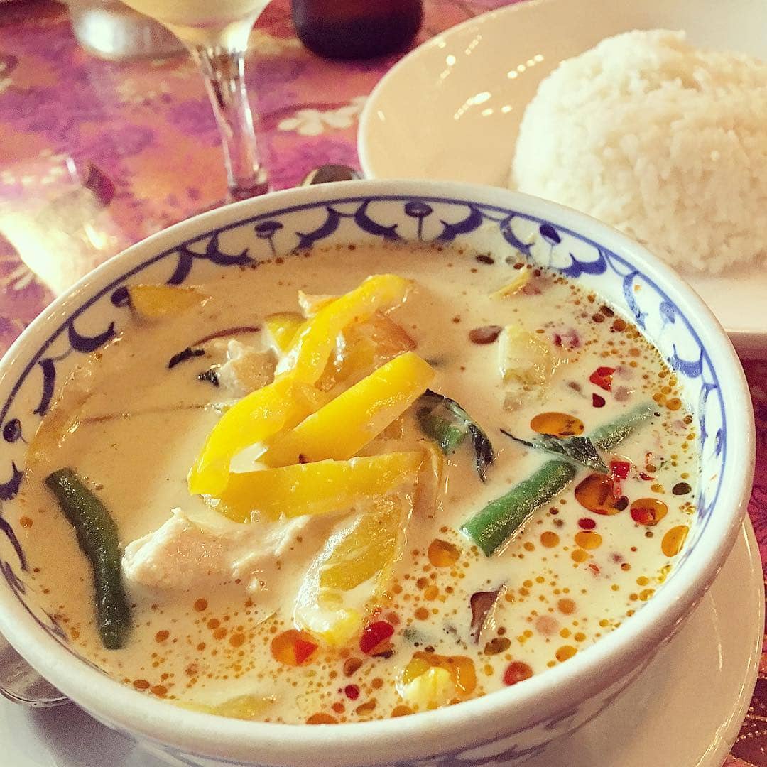 bowl of green curry and plate of rice on table best west vancouver restaurants - thai pudpong restuarant