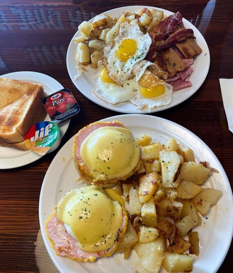 10 Best Brunch Restaurants In Edmonton For A Hearty Meal What To Order   Best Brunch In Edmonton Hathaways Diner 800x940 