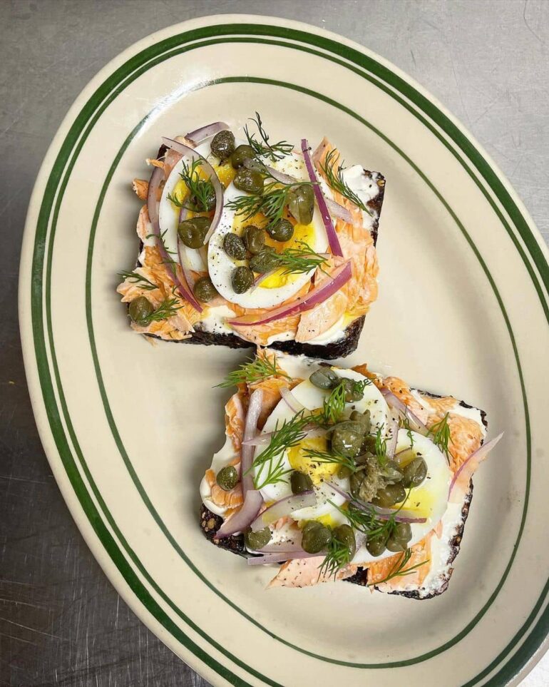 13 Best Williamsburg NYC Restaurants To Eat At (+ What To Order)