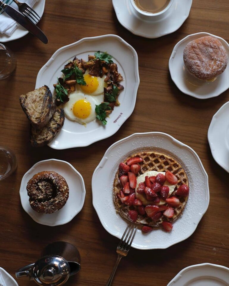 13 Best Williamsburg NYC Restaurants To Eat At (+ What To Order)