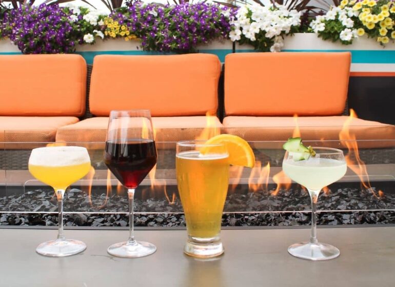 12 Best Rooftop Bars In Chicago To Check Out In 2024 (+ What To Order)