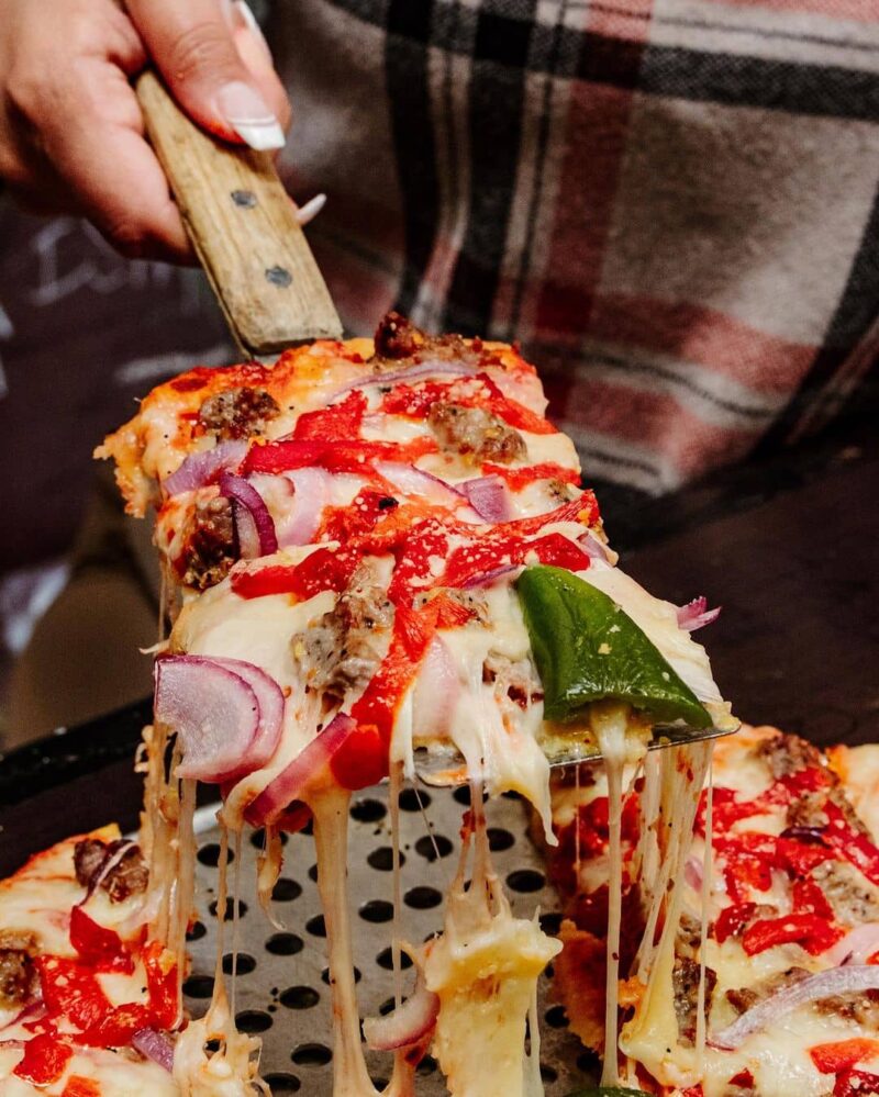 12 Best Pizza Spots In Chicago To Eat At In 2024 (+ What To Order)
