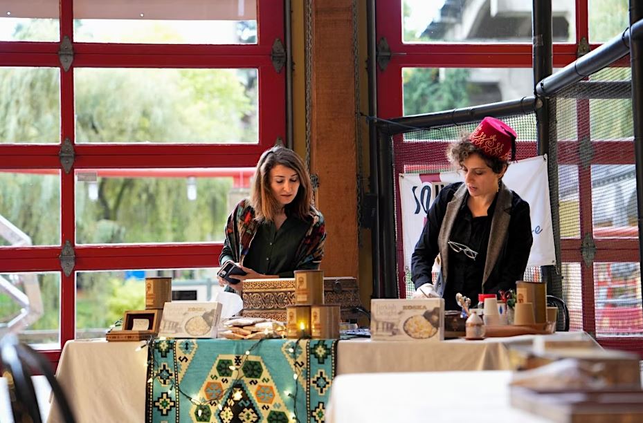 pop-up-cafe-turkishsyrian-coffee-on-hot-sand-boardgames